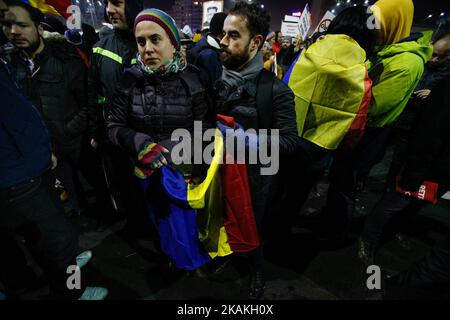 Diverse migliaia di persone sono state viste sulla piazza della Vittoria di fronte alla sede del governo, dimostrando contro la proposta del governo di allentare la legislazione anti-innesto il 3 febbraio 2017. Recentemente il partito al governo del Partito socialdemocratico (PSD) ha proposto una legislazione che avrebbe come conseguenza la perdonazione di numerosi funzionari governativi che sfuggono all'azione penale per corruzione, tra cui il capo del partito al governo Liviu Dragnea. (Foto di Jaap Arriens/NurPhoto) *** Please use Credit from Credit Field *** Foto Stock