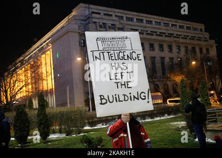 Diverse migliaia di persone sono state viste sulla piazza della Vittoria di fronte alla sede del governo, dimostrando contro la proposta del governo di allentare la legislazione anti-innesto il 3 febbraio 2017. Recentemente il partito al governo del Partito socialdemocratico (PSD) ha proposto una legislazione che avrebbe come conseguenza la perdonazione di numerosi funzionari governativi che sfuggono all'azione penale per corruzione, tra cui il capo del partito al governo Liviu Dragnea. (Foto di Jaap Arriens/NurPhoto) *** Please use Credit from Credit Field *** Foto Stock