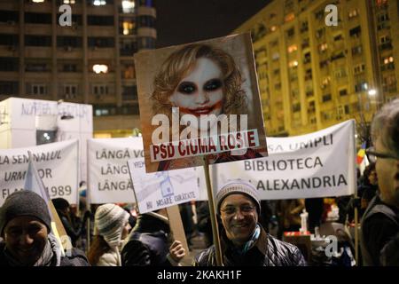 Diverse migliaia di persone sono state viste sulla piazza della Vittoria di fronte alla sede del governo, dimostrando contro la proposta del governo di allentare la legislazione anti-innesto il 3 febbraio 2017. Recentemente il partito al governo del Partito socialdemocratico (PSD) ha proposto una legislazione che avrebbe come conseguenza la perdonazione di numerosi funzionari governativi che sfuggono all'azione penale per corruzione, tra cui il capo del partito al governo Liviu Dragnea. (Foto di Jaap Arriens/NurPhoto) *** Please use Credit from Credit Field *** Foto Stock