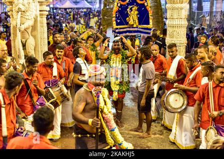 Il devoto indù malese partecipa al festival di Thaipusam nelle grotte di Batu, Malesia, il 04 febbraio 2017. Il Thaipusam è celebrato dai devoti del dio indù Murugan ed è un'importante festa della comunità tamil in paesi come l'India, lo Sri Lanka, l'Indonesia, la Thailandia, la Malesia, E Singapore, durante la quale i devoti si feriscono con i picchi e prendono parte a lunghe processioni. (Foto di Chris Jung/NurPhoto) *** Please use Credit from Credit Field *** Foto Stock