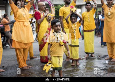 Il devoto indù malese partecipa al festival di Thaipusam nelle grotte di Batu, Malesia, il 04 febbraio 2017. Il Thaipusam è celebrato dai devoti del dio indù Murugan ed è un'importante festa della comunità tamil in paesi come l'India, lo Sri Lanka, l'Indonesia, la Thailandia, la Malesia, E Singapore, durante la quale i devoti si feriscono con i picchi e prendono parte a lunghe processioni. (Foto di Chris Jung/NurPhoto) *** Please use Credit from Credit Field *** Foto Stock