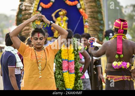 Il devoto indù malese partecipa al festival di Thaipusam nelle grotte di Batu, Malesia, il 04 febbraio 2017. Il Thaipusam è celebrato dai devoti del dio indù Murugan ed è un'importante festa della comunità tamil in paesi come l'India, lo Sri Lanka, l'Indonesia, la Thailandia, la Malesia, E Singapore, durante la quale i devoti si feriscono con i picchi e prendono parte a lunghe processioni. (Foto di Chris Jung/NurPhoto) *** Please use Credit from Credit Field *** Foto Stock