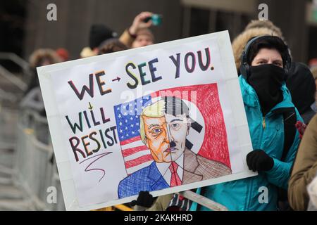 Il protestante ha un segno di confronto tra il presidente Donald Trump e Adolf Hitler, mentre migliaia di canadesi partecipano a una massiccia protesta contro il divieto di viaggio del presidente Trump sui musulmani durante la Giornata nazionale d'azione contro l'islamofobia e la supremazia bianca nel centro di Toronto, Ontario, Canada, il 04 febbraio 2017. I canadesi si sono Uniti a paesi di tutto il mondo nel protestare contro l'ordine esecutivo del presidente americano Donald Trump, vietando i cittadini di sette paesi musulmani a maggioranza (Iran, Iraq, Sudan, Somalia, Siria, Yemen e Libia) dall'entrata negli Stati Uniti per i prossimi tre mesi e bann Foto Stock