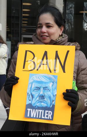 Il protestante ha un segno di confronto tra il presidente Donald Trump e Adolf Hitler, mentre migliaia di canadesi partecipano a una massiccia protesta contro il divieto di viaggio del presidente Trump sui musulmani durante la Giornata nazionale d'azione contro l'islamofobia e la supremazia bianca nel centro di Toronto, Ontario, Canada, il 04 febbraio 2017. I canadesi si sono Uniti a paesi di tutto il mondo nel protestare contro l'ordine esecutivo del presidente americano Donald Trump, vietando i cittadini di sette paesi musulmani a maggioranza (Iran, Iraq, Sudan, Somalia, Siria, Yemen e Libia) dall'entrata negli Stati Uniti per i prossimi tre mesi e bann Foto Stock