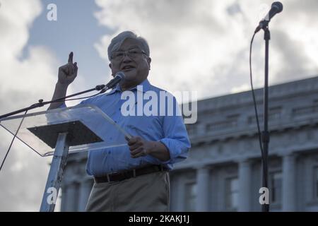 L'ex congressista della California Mike Honda parla ai manifestanti del divieto di viaggio musulmano del presidente Donald Trump al Municipio di San Francisco durante una manifestazione pacifica il 4 febbraio 2017 (Foto di Yichuan Cao/NurPhoto) *** Please use Credit from Credit Field *** Foto Stock