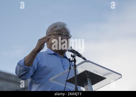 L'ex congressista della California Mike Honda parla ai manifestanti del divieto di viaggio musulmano del presidente Donald Trump al Municipio di San Francisco durante una manifestazione pacifica il 4 febbraio 2017 (Foto di Yichuan Cao/NurPhoto) *** Please use Credit from Credit Field *** Foto Stock