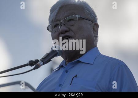 L'ex congressista della California Mike Honda parla ai manifestanti del divieto di viaggio musulmano del presidente Donald Trump al Municipio di San Francisco durante una manifestazione pacifica il 4 febbraio 2017 (Foto di Yichuan Cao/NurPhoto) *** Please use Credit from Credit Field *** Foto Stock