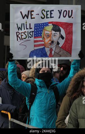 Il protestante ha un segno di confronto tra il presidente Donald Trump e Adolf Hitler, mentre migliaia di canadesi partecipano a una massiccia protesta contro il divieto di viaggio del presidente Trump sui musulmani durante la Giornata nazionale d'azione contro l'islamofobia e la supremazia bianca nel centro di Toronto, Ontario, Canada, il 04 febbraio 2017. I canadesi si sono Uniti a paesi di tutto il mondo nel protestare contro l'ordine esecutivo del presidente americano Donald Trump, vietando i cittadini di sette paesi musulmani a maggioranza (Iran, Iraq, Sudan, Somalia, Siria, Yemen e Libia) dall'entrata negli Stati Uniti per i prossimi tre mesi e bann Foto Stock