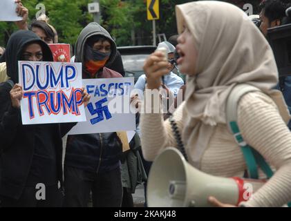 Decine di anti-Donald Trump hanno portato i manifesti che includevano una serie di slogan, come "sono arrabbiato con il trump”, davanti all'ambasciatore negli Stati Uniti a Jalan Merdeka Selatan, Jakarta, il 4 febbraio 2017. L’elezione del presidente degli Stati Uniti Donald Trump rende tutti i cittadini del mondo arrabbiati e fa dimostrazioni a causa delle politiche adottate dai dirigenti del governo contro Trump, proibisce l’ingresso di cittadini di sette paesi musulmani negli Stati Uniti. (Foto di Dasril Roszandi/NurPhoto) *** Please use Credit from Credit Field *** Foto Stock