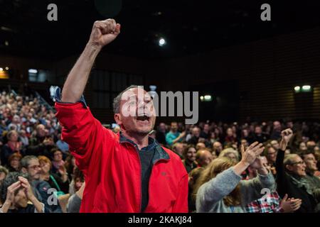 I sostenitori e i militanti di 'France Insoumise' canta slogan politico durante la riunione di Jean-Luc Melenchon (partito di sinistra) per le elezioni presidenziali francesi a Lione domenica 5th febbraio 2017. (Foto di Michaud Gael/NurPhoto) *** Please use Credit from Credit Field *** Foto Stock