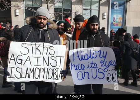 I membri della comunità Sikh protestano contro l'islamofobia e l'odio mentre migliaia di canadesi hanno partecipato a una massiccia protesta contro il divieto di viaggio del presidente Trump sui musulmani durante la Giornata nazionale d'azione contro l'islamofobia e la supremazia bianca nel centro di Toronto, Ontario, Canada, il 04 febbraio 2017. I canadesi si sono Uniti a paesi di tutto il mondo nel protestare contro l'ordine esecutivo del presidente americano Donald Trump, vietando i cittadini di sette paesi musulmani a maggioranza (Iran, Iraq, Sudan, Somalia, Siria, Yemen e Libia) di entrare negli Stati Uniti per i prossimi tre mesi e di vietare Foto Stock