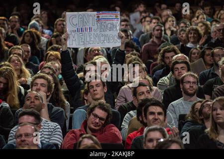 Un sostenitore e militante di 'France Insoumise' ha la bandiera di sostenere il suo candidato durante la riunione di Jean-Luc Melenchon (partito di sinistra) per le elezioni presidenziali francesi a Lione domenica 5th febbraio 2017. (Foto di Michaud Gael/NurPhoto) *** Please use Credit from Credit Field *** Foto Stock