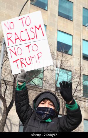 Boy ha un segno che dice "No al razzismo, No a Trump" mentre migliaia di canadesi partecipano a una massiccia protesta contro il divieto di viaggio del presidente Trump ai musulmani durante la Giornata nazionale d'azione contro l'islamofobia e la supremazia bianca nel centro di Toronto, Ontario, Canada, il 04 febbraio 2017. I canadesi si sono Uniti a paesi di tutto il mondo nel protestare contro l'ordine esecutivo del presidente americano Donald Trump, vietando i cittadini di sette paesi musulmani a maggioranza (Iran, Iraq, Sudan, Somalia, Siria, Yemen e Libia) di entrare negli Stati Uniti per i prossimi tre mesi e di vietare i rifugiati siriani Foto Stock