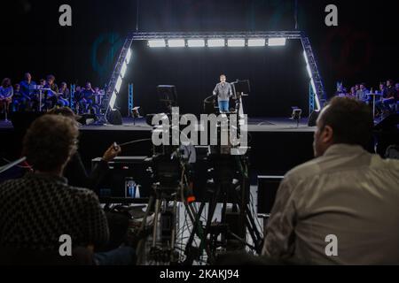Il decollo della tecnologia dell'ologramma si avvale durante l'incontro di Jean-Luc Melenchon, leader di France Insoumise (estrema sinistra) per le elezioni presidenziali francesi a Lione domenica 5th febbraio 2017. Circa 12 000 persone assistono alla riunione. È stata la prima volta in Francia che un politico si riunisce nello stesso tempo a Lione e Parigi grazie alla tecnologia ologramma (Photo by Michaud Gael/NurPhoto) *** Please use Credit from Credit Field *** Foto Stock