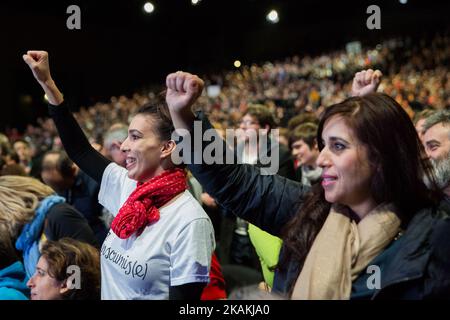 I sostenitori e i militanti di 'France Insoumise' canta slogan politico durante la riunione di Jean-Luc Melenchon (partito di sinistra) per le elezioni presidenziali francesi a Lione domenica 5th febbraio 2017. (Foto di Michaud Gael/NurPhoto) *** Please use Credit from Credit Field *** Foto Stock