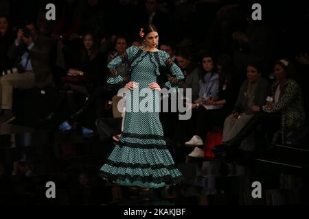 Model Walks la pista SIMOF 17 (International Flamenco Fashion) a Siviglia, Spagna il 5 febbraio 2017. Da marche già diciassette anni, Siviglia si converte nel mondo capitale della moda fiammingo della mano os doppia Erre, il Palazzo di mostre e congressi di seville (Fibes) e il Salone Internazionale della moda fiamminga. Ogni anno , la città del fiume Guadalquivir ospita la prima fiera professionale del settore , la vetrina principale per l'esclusivo abbigliamento tradizionale che sostiene la moda e si diffonde dalle ultime tendenze. Questa iniziativa è diventata una delle inscampabili appo Foto Stock