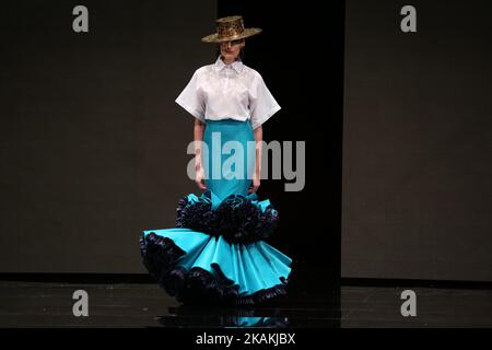 Model Walks la pista SIMOF 17 (International Flamenco Fashion) a Siviglia, Spagna il 5 febbraio 2017. Da marche già diciassette anni, Siviglia si converte nel mondo capitale della moda fiammingo della mano os doppia Erre, il Palazzo di mostre e congressi di seville (Fibes) e il Salone Internazionale della moda fiamminga. Ogni anno , la città del fiume Guadalquivir ospita la prima fiera professionale del settore , la vetrina principale per l'esclusivo abbigliamento tradizionale che sostiene la moda e si diffonde dalle ultime tendenze. Questa iniziativa è diventata una delle inscampabili appo Foto Stock