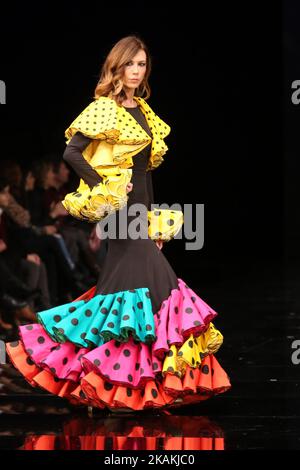 Model Walks la pista SIMOF 17 (International Flamenco Fashion) a Siviglia, Spagna il 5 febbraio 2017. Da marche già diciassette anni, Siviglia si converte nel mondo capitale della moda fiammingo della mano os doppia Erre, il Palazzo di mostre e congressi di seville (Fibes) e il Salone Internazionale della moda fiamminga. Ogni anno , la città del fiume Guadalquivir ospita la prima fiera professionale del settore , la vetrina principale per l'esclusivo abbigliamento tradizionale che sostiene la moda e si diffonde dalle ultime tendenze. Questa iniziativa è diventata una delle inscampabili appo Foto Stock