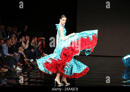 Model Walks la pista SIMOF 17 (International Flamenco Fashion) a Siviglia, Spagna il 5 febbraio 2017. Da marche già diciassette anni, Siviglia si converte nel mondo capitale della moda fiammingo della mano os doppia Erre, il Palazzo di mostre e congressi di seville (Fibes) e il Salone Internazionale della moda fiamminga. Ogni anno , la città del fiume Guadalquivir ospita la prima fiera professionale del settore , la vetrina principale per l'esclusivo abbigliamento tradizionale che sostiene la moda e si diffonde dalle ultime tendenze. Questa iniziativa è diventata una delle inscampabili appo Foto Stock