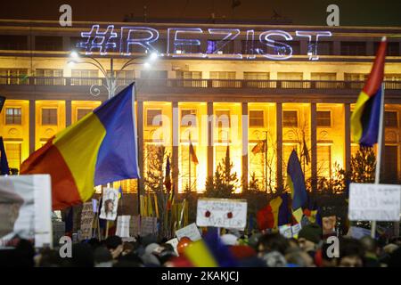 Oltre 300 persone si sono alleate contro la proposta del governo di allentare la legislazione anti-innesto il 5 febbraio 2017, a Bucarest, Romania. Recentemente il partito al governo del Partito socialdemocratico (PSD) ha proposto una legislazione che avrebbe come conseguenza la perdonazione di numerosi funzionari governativi che sfuggono all'azione penale per corruzione, tra cui il capo del partito al governo Liviu Dragnea. (Foto di Jaap Arriens/NurPhoto) *** Please use Credit from Credit Field *** Foto Stock