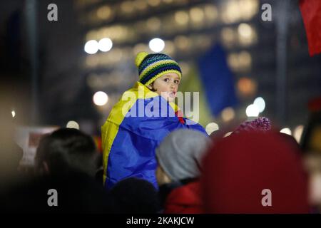 Oltre 300 persone si sono alleate contro la proposta del governo di allentare la legislazione anti-innesto il 5 febbraio 2017, a Bucarest, Romania. Recentemente il partito al governo del Partito socialdemocratico (PSD) ha proposto una legislazione che avrebbe come conseguenza la perdonazione di numerosi funzionari governativi che sfuggono all'azione penale per corruzione, tra cui il capo del partito al governo Liviu Dragnea. (Foto di Jaap Arriens/NurPhoto) *** Please use Credit from Credit Field *** Foto Stock