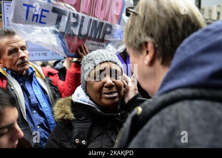 Pat Kelley, di Lancaster County, PA (primo piano), interagisce Myra Young, di Germantown, Philadelphia, PA (centro) dopo che Young condivideva la sua storia di vita con centinaia di persone riunite in protesta al di fuori della Center City, Philadelphia, PA ufficio del senatore Pat Toomey (R-PA), il 7th febbraio 2017. Pochi istanti prima il Sen. Toomey ha espresso un voto controverso e ampiamente protestato a favore di Betsy DeVos per diventare il Segretario per l’Istruzione nell’amministrazione Trump. (Foto di Bastiaan Slabbers/NurPhoto) *** Please use Credit from Credit Field *** Foto Stock