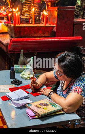 Scrittura vietnamita del cassiere di fortuna all'interno della Pagoda dell'Imperatrice di Giada, ho Chi Minh City, Vietnam Foto Stock