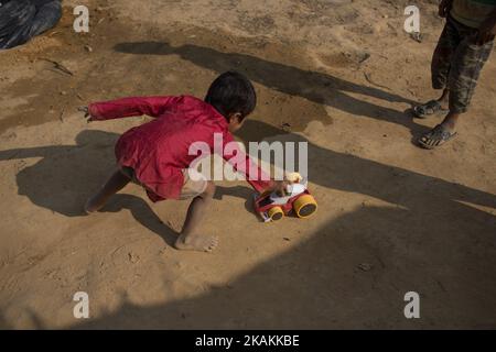 Un bambino rifugiato di Rohingya sta giocando nel campo profughi di Kutupalong, cox's Bazar, Bangladesh. Febbraio 7, 2017. Dopo gli attacchi dei militanti Rohingya ai posti di polizia di frontiera il 9 ottobre 2016, i militari birmani hanno intrapreso una serie di Â “bonifica operationsÂ” nello stato settentrionale di Rakhine. Le forze di sicurezza hanno eseguito sommariamente uomini, donne e bambini; beni saccheggiati; e hanno bruciato almeno 1.500 case e altri edifici. Più di 69.000 Rohingya sono fuggiti in Bangladesh. Attualmente il numero è di circa 70.000. (Foto di Turjoy Chowdhury/NurPhoto) *** Please use Credit from Credit Field *** Foto Stock