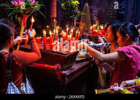 Gente vietnamita che fa l'offerta all'interno della pagoda dell'imperatrice di giada, ho Chi Minh City, Vietnam Foto Stock