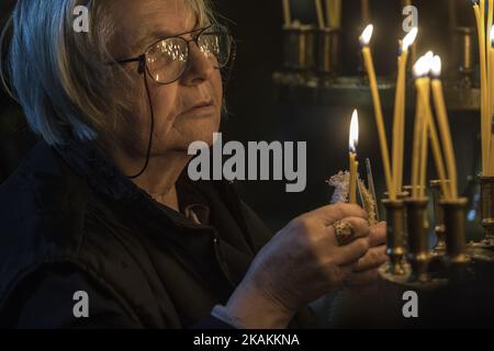 Il 10 febbraio, la Chiesa ortodossa bulgara celebra la giornata di San Haralambos il Martire, che è venerato anche come patrono di tutti gli apicoltori, giardinieri e frutticoltori. Le candele di luce fedeli con vasetti di miele durante una Santa messa per la 'santificazione del miele' alla 'Presentazione della Beata Vergine' chiesa cattedrale nella città di Blagoevgrad, Bulgaria. Il miele viene consacrato e poi tutto il pane viene ricoperto di esso. Il resto del miele è conservato in casa come rimedio. *** Utilizzare il campo credito da credito *** Foto Stock