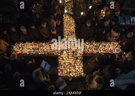 Il 10 febbraio, la Chiesa ortodossa bulgara celebra la giornata di San Haralambos il Martire, che è venerato anche come patrono di tutti gli apicoltori, giardinieri e frutticoltori. Le candele di luce fedeli con vasetti di miele durante una Santa messa per la 'santificazione del miele' alla 'Presentazione della Beata Vergine' chiesa cattedrale nella città di Blagoevgrad, Bulgaria. Il miele viene consacrato e poi tutto il pane viene ricoperto di esso. Il resto del miele è conservato in casa come rimedio. *** Utilizzare il campo credito da credito *** Foto Stock