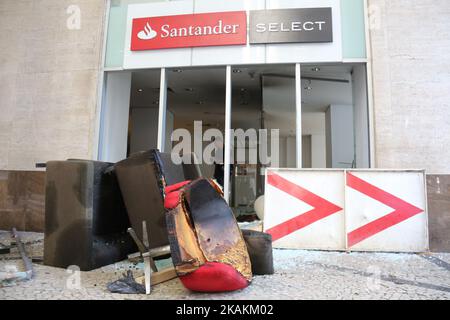 Le filiali bancarie sono state vandalizzate. I finestrini erano rotti e l'attrezzatura self-service era danneggiata. Strade del centro di Rio de Janeiro, Brasile, ha vissuto momenti di caos questo Giovedi, 9 febbraio 2017. Migliaia di manifestanti hanno protestato contro le misure di austerità governative volte a controllare la crisi economica che ha colpito lo stato di Rio de Janeiro. Gennaio. Polizia e manifestanti si sono scontrati e ci sono stati atti di vandalismo, con negozi saccheggiati e finestre rotte. (Foto di Luiz Souza/NurPhoto) *** Please use Credit from Credit Field *** Foto Stock