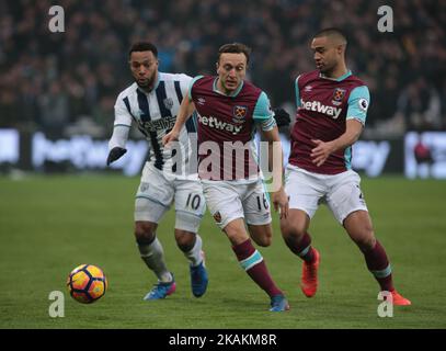 L-R West Bromwich Albion's Matt Phillips West Ham United's Mark Noble e West Ham United's Winston Reid durante la partita EPL - Premier League tra West Ham United e West Bromwich Albion allo stadio di Londra, Queen Elizabeth II Olympic Park, Londra, Gran Bretagna il 11 febbraio 2017. (Foto di Kieran Galvin/NurPhoto) *** Please use Credit from Credit Field *** Foto Stock