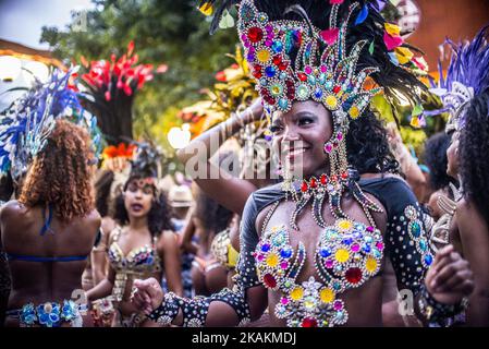 I festeggiatori posano durante le celebrazioni del Carnevale di strada. Street carnevale a San Paolo, molti gruppi, chiamati blocos, ha bande e migliaia di festaioli, in costume o no, seguendo come una sfilata attraverso le strade della città, cantando, ballando lungo il percorso il 10 febbraio 2017 a San Paolo, Brasile. Il blocco dello Spark, formato da elettricisti e con il tema 'Choque Neles', sfilare attraverso le strade del quartiere della libertà a SÃ£o Paulo. (Foto di Cris FAGA/NurPhoto) *** Please use Credit from Credit Field *** Foto Stock