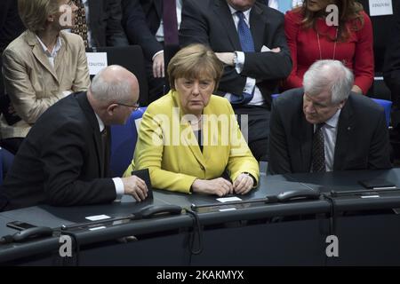 La cancelliera tedesca Angela Merkel (C), il presidente della Baviera Horst Seehofer (R) e il presidente della fazione Bundestag del CDU/CSU Volker Kuder (L) durante il voto per le elezioni presidenziali del Bundesversammlung (Assemblea federale) al Reichstag di Berlino, in Germania, il 12 febbraio 2017. Il candidato presidenziale Frank-Walter Steinmeier, 61 anni, sarà sicuramente votato come nuovo presidente, essendo il candidato ufficiale dei partiti governativi CDU/CSU e SPD e sostenuto dal partito FDP e Verde, contro il ricercatore della povertà Christoph Butterwegge, nominato dal partito di sinistra Die Linke e Albrecht Glaser, Foto Stock