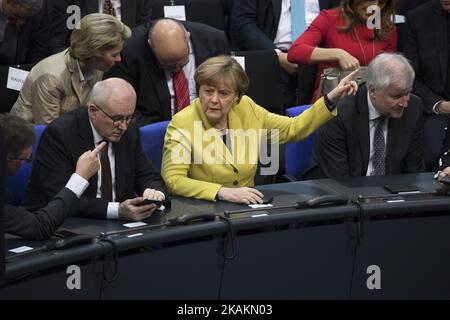 La cancelliera tedesca Angela Merkel (C), il presidente della Baviera Horst Seehofer (R) e il presidente della CDU/CSU Bundestag Fection Volker Kuder (L) chiacchierano durante il voto per le elezioni presidenziali da parte del Bundesversammlung (Assemblea federale) al Reichstag a Berlino, in Germania, il 12 febbraio 2017. Il candidato presidenziale Frank-Walter Steinmeier, 61 anni, è certo di essere votato come nuovo presidente essendo il candidato ufficiale dei partiti di governo CDU/CSU e SPD e sostenuto da FDP e dal partito Verde, contro il ricercatore della povertà Christoph Butterwegge, nominato dal partito di sinistra Die Linke e Albrecht Gl Foto Stock