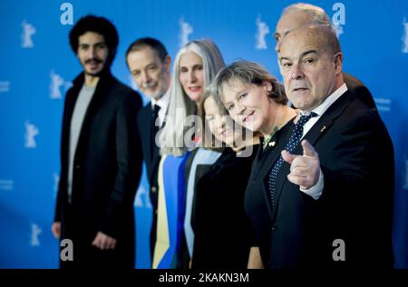 Il produttore Kirk D'amico, direttore della fotografia Jose Luis Alcaine, il produttore Anne Deluz, l'attore Chino Darin, il produttore Cristina Huete, il direttore Fernando Trueba, L'attore Antonio Resines e il produttore Conchita Chediak partecipano alla prima "la Regina di Spagna" (la Reina de Espana) durante il 67th° Berlinale International Film Festival di Berlino a Friedrichstadt-Palast il 13 febbraio 2017 a Berlino, in Germania. (Foto di COOLMedia/NurPhoto) *** Please use Credit from Credit Field *** Foto Stock