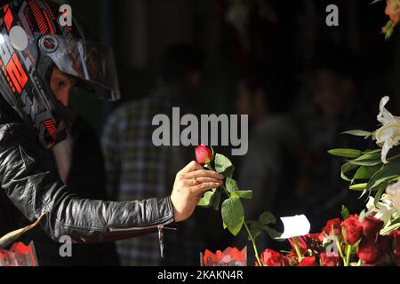 Un nepalese seleziona le rose per la celebrazione di San Valentino a Durbarmarg, Kathmandu, Nepal martedì 14 febbraio 2017. I negozi di fiori della Valle di Kathmandu hanno preparato migliaia di bastoni di rosa per la Giornata del ValentineÂ a Durbarmarg, Kathmandu, Nepal. Il Nepal ha importato 200.000 rose rosse, un simbolo di amore del valore di RS 5 milioni dall'India per celebrare San Valentino, secondo l'associazione di fioritura Nepal. (Foto di Narayan Maharjan/NurPhoto) *** Please use Credit from Credit Field *** Foto Stock