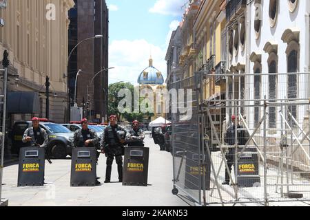 A Rio de Janeiro, Brasile, il 14 febbraio 2017 la crisi politica ed economica peggiora. I poliziotti militari, responsabili della pubblica sicurezza, non hanno la normale polizia della città. In un altro giorno di protesta nel Parlamento di Rio (ALERJ), la truppa di shock, che è responsabile del contenimento dei conflitti di manifestanti e polizia, non ha autou. Il governo dello Stato di Rio de Janeiro ha attivato le truppe militari delle forze armate per garantire l'ordine della regione metropolitana di Rio de Janeiro. (Foto di Luiz Souza/NurPhoto) *** Please use Credit Fie Foto Stock