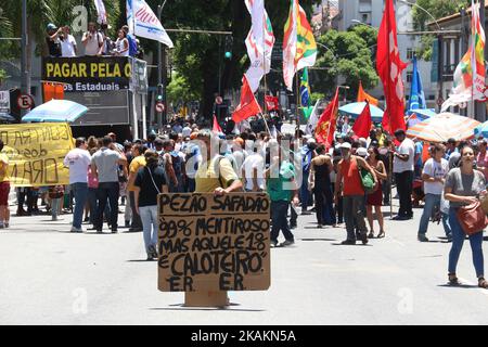 A Rio de Janeiro, Brasile, il 14 febbraio 2017 la crisi politica ed economica peggiora. I poliziotti militari, responsabili della pubblica sicurezza, non hanno la normale polizia della città. In un altro giorno di protesta nel Parlamento di Rio (ALERJ), la truppa di shock, che è responsabile del contenimento dei conflitti di manifestanti e polizia, non ha autou. Il governo dello Stato di Rio de Janeiro ha attivato le truppe militari delle forze armate per garantire l'ordine della regione metropolitana di Rio de Janeiro. (Foto di Luiz Souza/NurPhoto) *** Please use Credit Fie Foto Stock