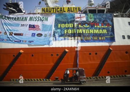 Bangladesh taxi è visto la nave Nautical Aliya è arrivato portando aiuti umanitari e cibo per il Myanmar a Chittagong in Bangladesh il 14 febbraio 2017. Più di 31 organizzazioni non governative (ONG) comprendono Mapim e Kelab Putra 1 Malaysia provenienti da Malaysia, Indonesia, Cina, Francia, Germania, E gli Stati Uniti portano quasi 2000 tonnellata includono la medicina, il cibo, l'olio da cucina e stoffa sono stati inviati alla minoranza etnica Rohingya in Cox's Bazaar e Teknaf. (Foto di Samsul Said/NurPhoto) *** Please use Credit from Credit Field *** Foto Stock