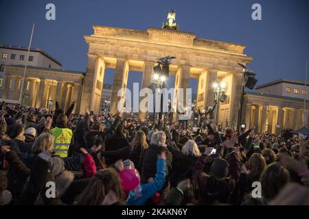 Le donne protestano contro le danze durante la 'Rivoluzione in ascesa di un miliardo' alla porta di Brandeburgo a Berlino, in Germania, il 14 febbraio 2017. Nel corso di questo annuale evento globale di San Valentino le donne dimostrano per i loro diritti e contro la violenza di ogni tipo. (Foto di Emmanuele Contini/NurPhoto) *** Please use Credit from Credit Field *** Foto Stock