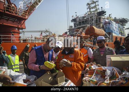 Presidente di Kelab Putra 1 Malesia Abdul Azeez Rahim guardare l'aiuto umanitario vicino alla nave Nautical Aliya portare cibo per Myanmar quando è arrivato a Chittagong in Bangladesh il 14 febbraio 2017. Più di 31 organizzazioni non governative (ONG) comprendono Mapim e Kelab Putra 1 Malaysia provenienti da Malaysia, Indonesia, Cina, Francia, Germania, E gli Stati Uniti portano quasi 2000 tonnellata includono la medicina, il cibo, l'olio da cucina e stoffa sono stati inviati alla minoranza etnica Rohingya in Cox's Bazaar e Teknaf. (Foto di Samsul Said/NurPhoto) *** Please use Credit from Credit Field *** Foto Stock