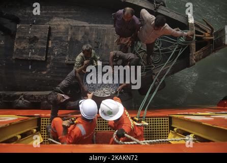 I Bangladesi vendono il loro pesce alla nave aliya Nautical al Bazaar Water di Cox in Bangladesh il 13 febbraio 2017. Oltre 31 organizzazioni non governative (ONG) comprendono Mapim e Kelab Putra 1 Malaysia provenienti da Malaysia, Indonesia, Cina, Francia, Germania, La Turchia e gli Stati Uniti portano quasi 2000 tonnellate includono la medicina, il cibo, l'olio da cucina e stoffa sono stati inviati alla minoranza etnica Rohingya nel Bazaar Cox e Teknaf. (Foto di Samsul Said/NurPhoto) *** Please use Credit from Credit Field *** Foto Stock