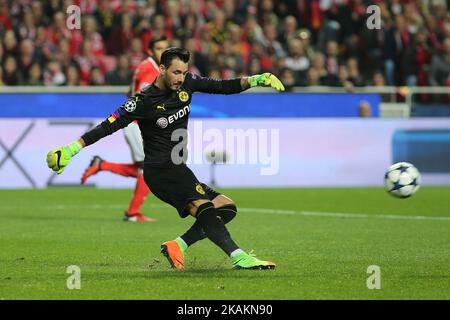 Portiere di Dortmund Roman Burki dalla Svizzera durante la SL Benfica v Borussia Dortmund - UEFA Champions League16 finale di incontro a Estadio da Luz il 14 febbraio 2017 a Lisbona, Portogallo.(Foto di Bruno Barros / DPI / NurPhoto) *** Please use Credit from Credit field *** Foto Stock