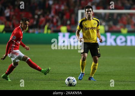 Difensore di Dortmund Raphael Guerreiro dal Portogallo (R) durante la SL Benfica contro Borussia Dortmund - UEFA Champions League16 finale a Estadio da Luz il 14 febbraio 2017 a Lisbona, Portogallo.(Foto di Bruno Barros / DPI / NurPhoto) *** Please use Credit from Credit Field *** Foto Stock