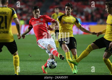 Bendificas inoltra Raul Jimenez dal Messico (L) e il difensore di Dortmund Marc Bartra dalla Spagna (R) durante la SL Benfica contro Borussia Dortmund - UEFA Champions League16 finale all'Estadio da Luz il 14 febbraio 2017 a Lisbona, Portogallo.(Foto di Bruno Barros / DPI / NurPhoto) *** Utilizzare il campo credito da credito *** Foto Stock