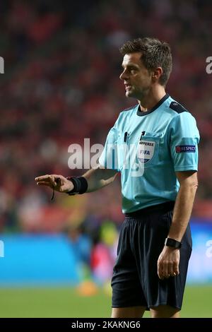 Il Referee italiano Nicola Rizzoli gesta durante il round della UEFA Champions League 16, partita di calcio di prima tappa SL Benfica vs Borussia Dortmund, allo stadio Luz di Lisbona, Portogallo, il 14 febbraio 2017. (Foto di Pedro FiÃƒÂºza/NurPhoto) *** Please use Credit from Credit Field *** Foto Stock