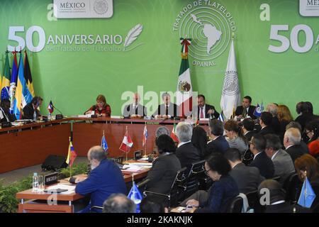 Ambasciatore brasiliano Luiz Felipe de Macedo Soares (L), Presidente del Messico Enrique pena Nieto (C) e Ministro degli esteri Luis Videgaray (R) durante la 25th sessione della Conferenza generale dell'Agenzia per il divieto delle armi nucleari in America Latina e nei Caraibi presso il Palazzo degli Affari Esteri il 14 febbraio 2017 a Città del Messico, Messico, (Foto di Carlos Tischler/NurPhoto) *** Please use Credit from Credit Field *** Foto Stock