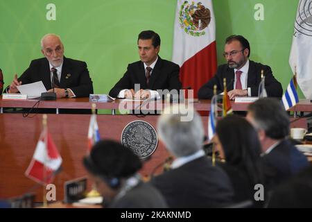 Ambasciatore brasiliano Luiz Felipe de Macedo Soares (L), Presidente del Messico Enrique pena Nieto (C) e Ministro degli esteri Luis Videgaray (R) durante la 25th sessione della Conferenza generale dell'Agenzia per il divieto delle armi nucleari in America Latina e nei Caraibi presso il Palazzo degli Affari Esteri il 14 febbraio 2017 a Città del Messico, Messico, (Foto di Carlos Tischler/NurPhoto) *** Please use Credit from Credit Field *** Foto Stock